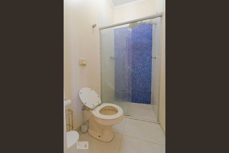 Banheiro de kitnet/studio para alugar com 1 quarto, 50m² em Parque São Quirino, Campinas
