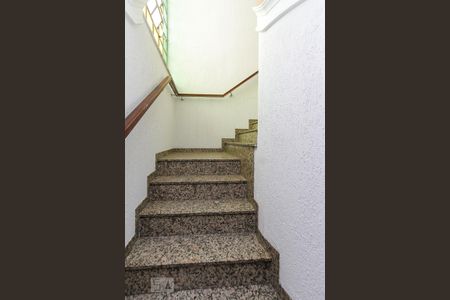 Escada de casa para alugar com 3 quartos, 174m² em Vila São Domingos, São Paulo