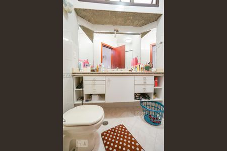 Casa à venda com 450m², 4 quartos e 6 vagas Casa à venda com 450m², 4 quartos e 6 vagasBanheiro suíte 2