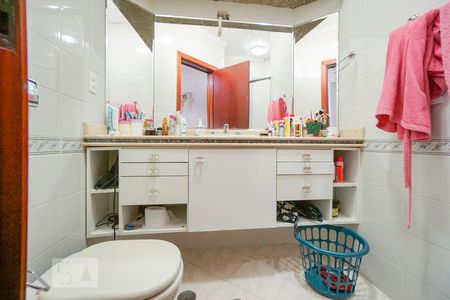 Casa à venda com 450m², 4 quartos e 6 vagas Casa à venda com 450m², 4 quartos e 6 vagasBanheiro suíte 2