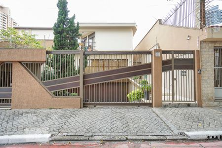 Casa à venda com 450m², 4 quartos e 6 vagas Casa à venda com 450m², 4 quartos e 6 vagasFachada