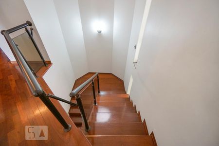 Casa à venda com 450m², 4 quartos e 6 vagas Casa à venda com 450m², 4 quartos e 6 vagasEscada