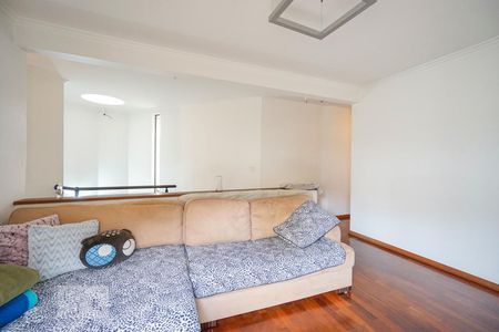 Casa à venda com 450m², 4 quartos e 6 vagas Casa à venda com 450m², 4 quartos e 6 vagasSala de TV andar superior