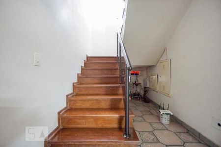 Casa à venda com 450m², 4 quartos e 6 vagas Casa à venda com 450m², 4 quartos e 6 vagasEscada garagem