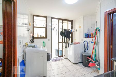 Casa à venda com 450m², 4 quartos e 6 vagas Casa à venda com 450m², 4 quartos e 6 vagasÁrea de serviço