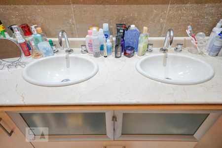 Casa à venda com 450m², 4 quartos e 6 vagas Casa à venda com 450m², 4 quartos e 6 vagasDetalhe banheiro suíte 4