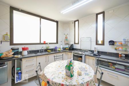 Casa à venda com 450m², 4 quartos e 6 vagas Casa à venda com 450m², 4 quartos e 6 vagasCozinha