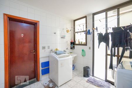 Casa à venda com 450m², 4 quartos e 6 vagas Casa à venda com 450m², 4 quartos e 6 vagasÁrea de serviço