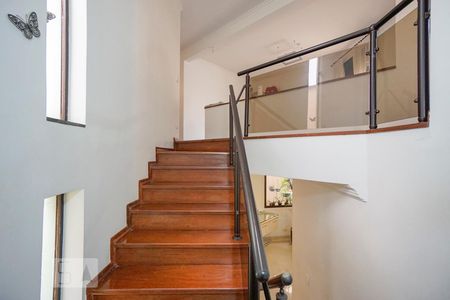 Casa à venda com 450m², 4 quartos e 6 vagas Casa à venda com 450m², 4 quartos e 6 vagasEscada