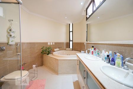 Casa à venda com 450m², 4 quartos e 6 vagas Casa à venda com 450m², 4 quartos e 6 vagasBanheiro suíte 4