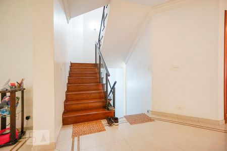 Casa à venda com 450m², 4 quartos e 6 vagas Casa à venda com 450m², 4 quartos e 6 vagasEscada