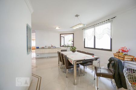 Casa à venda com 450m², 4 quartos e 6 vagas Casa à venda com 450m², 4 quartos e 6 vagasSala de jantar