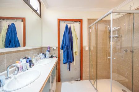 Casa à venda com 450m², 4 quartos e 6 vagas Casa à venda com 450m², 4 quartos e 6 vagasBanheiro suíte 4