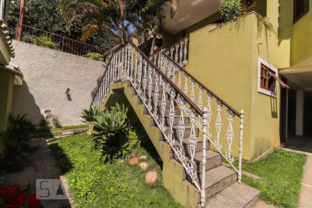 Casa de condomínio à venda com 360m², 5 quartos e 6 vagasEscada para Segundo Andar