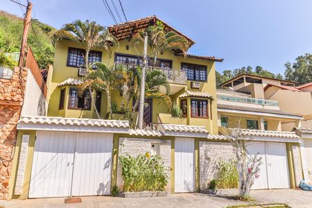 Casa de condomínio à venda com 360m², 5 quartos e 6 vagasFachada