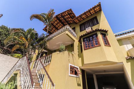 Casa de condomínio à venda com 360m², 5 quartos e 6 vagasFachada e Escada para Segundo Andar