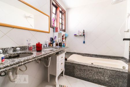 Casa de condomínio à venda com 360m², 5 quartos e 6 vagasBanheiro Quarto 4 - Suíte