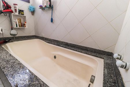 Casa de condomínio à venda com 360m², 5 quartos e 6 vagasBanheiro Quarto 4 - Suíte