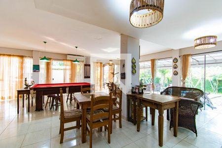 Casa à venda com 400m², 4 quartos e 2 vagas Casa à venda com 400m², 4 quartos e 2 vagasSala