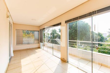 Casa à venda com 400m², 4 quartos e 2 vagas Casa à venda com 400m², 4 quartos e 2 vagasVaranda