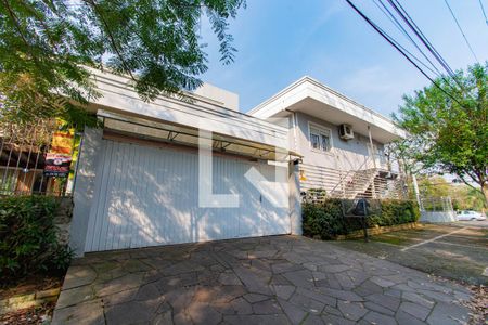 Casa à venda com 400m², 4 quartos e 2 vagas Casa à venda com 400m², 4 quartos e 2 vagasFachada