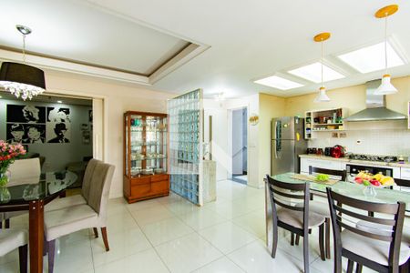 Casa à venda com 400m², 4 quartos e 2 vagas Casa à venda com 400m², 4 quartos e 2 vagasCozinha