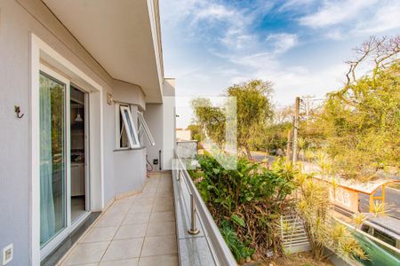 Casa à venda com 400m², 4 quartos e 2 vagas Casa à venda com 400m², 4 quartos e 2 vagasVaranda