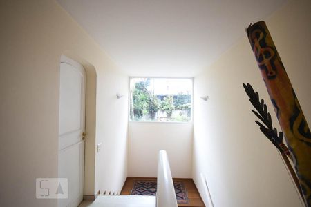 Casa para alugar com 890m², 5 quartos e 8 vagas Casa para alugar com 890m², 5 quartos e 8 vagasEscada