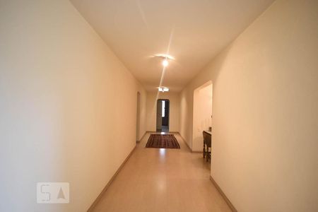 Casa para alugar com 890m², 5 quartos e 8 vagas Casa para alugar com 890m², 5 quartos e 8 vagasCorredor