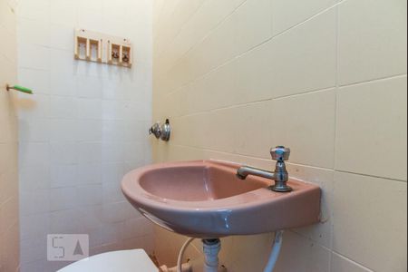 Casa de condomínio à venda com 144m², 3 quartos e 2 vagasBanheiro de Serviço