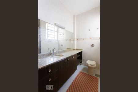 Banheiro de apartamento à venda com 3 quartos, 100m² em Floresta, Porto Alegre