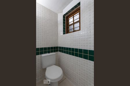 Casa à venda com 225m², 4 quartos e 3 vagas Casa à venda com 225m², 4 quartos e 3 vagasPiso inferior / Banheiro Suíte