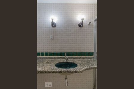 Casa à venda com 225m², 4 quartos e 3 vagas Casa à venda com 225m², 4 quartos e 3 vagasPiso inferior / Banheiro Suíte