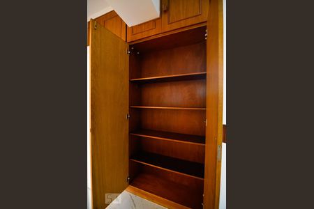 Corredor de apartamento para alugar com 3 quartos, 114m² em Cambuí, Campinas