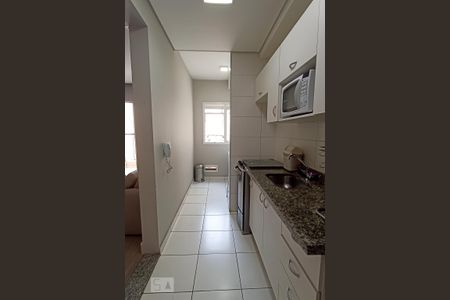 Cozinha e área de serviço de apartamento para alugar com 2 quartos, 69m² em Jardim Tupanci, Barueri