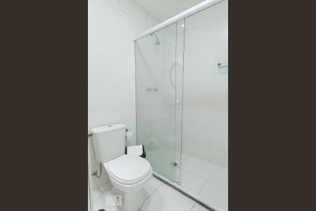 Banheiro da suíte de apartamento para alugar com 2 quartos, 69m² em Jardim Tupanci, Barueri