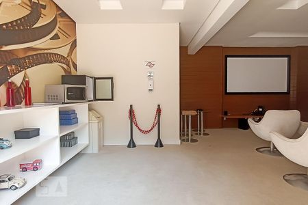 Sala de cinema de apartamento para alugar com 2 quartos, 69m² em Jardim Tupanci, Barueri
