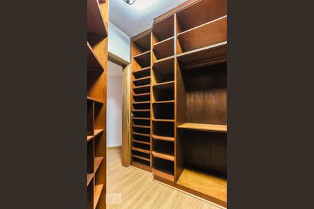 Apartamento à venda com 140m², 3 quartos e 2 vagas Apartamento à venda com 140m², 3 quartos e 2 vagasCloset da Suíte 1