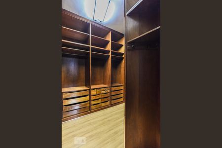 Apartamento à venda com 140m², 3 quartos e 2 vagas Apartamento à venda com 140m², 3 quartos e 2 vagasCloset da Suíte 1