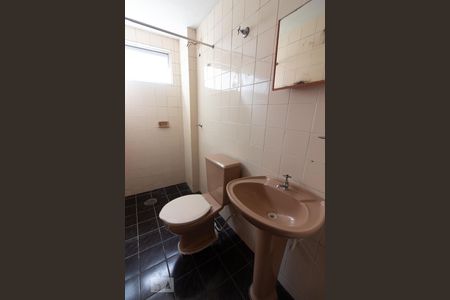 Banheiro de apartamento para alugar com 1 quarto, 32m² em Rebouças, Curitiba