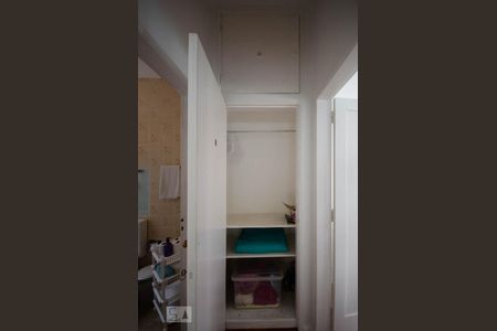 Armário embutido Hall de acesso ao dormitório e banheiro de apartamento para alugar com 2 quartos, 50m² em Ipanema, Rio de Janeiro