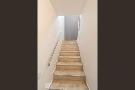 Casa à venda com 280m², 3 quartos e 4 vagas Casa à venda com 280m², 3 quartos e 4 vagasEscada