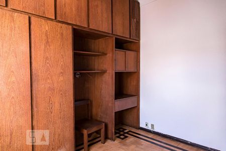 Casa à venda com 350m², 7 quartos e 8 vagas Casa à venda com 350m², 7 quartos e 8 vagasQuarto 4