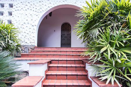 Casa à venda com 350m², 7 quartos e 8 vagas Casa à venda com 350m², 7 quartos e 8 vagasEntrada