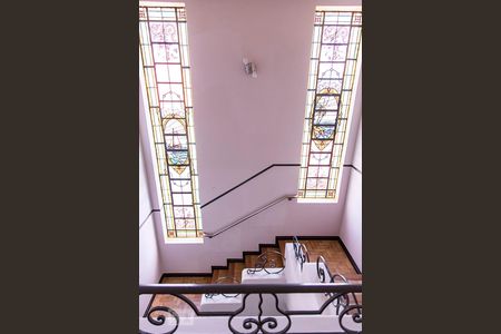 Casa à venda com 350m², 7 quartos e 8 vagas Casa à venda com 350m², 7 quartos e 8 vagasEscada