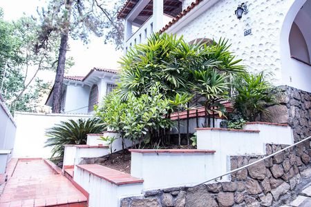 Casa à venda com 350m², 7 quartos e 8 vagas Casa à venda com 350m², 7 quartos e 8 vagasEntrada