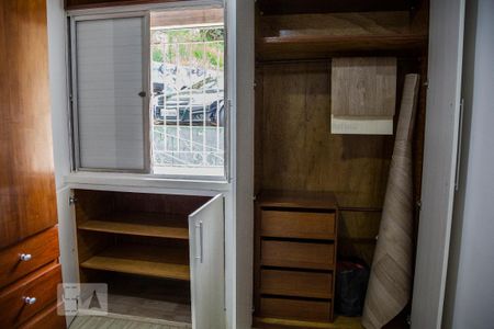 Armários Quarto 1 de apartamento para alugar com 2 quartos, 44m² em Jardim Dona Sinhá, São Paulo