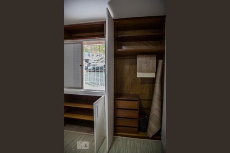 Armários Quarto 1 de apartamento para alugar com 2 quartos, 44m² em Jardim Dona Sinhá, São Paulo