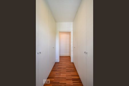 Apartamento à venda com 189m², 3 quartos e 3 vagas Apartamento à venda com 189m², 3 quartos e 3 vagasCloset do Quarto 3
