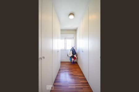 Apartamento à venda com 189m², 3 quartos e 3 vagas Apartamento à venda com 189m², 3 quartos e 3 vagasCloset do Quarto 3